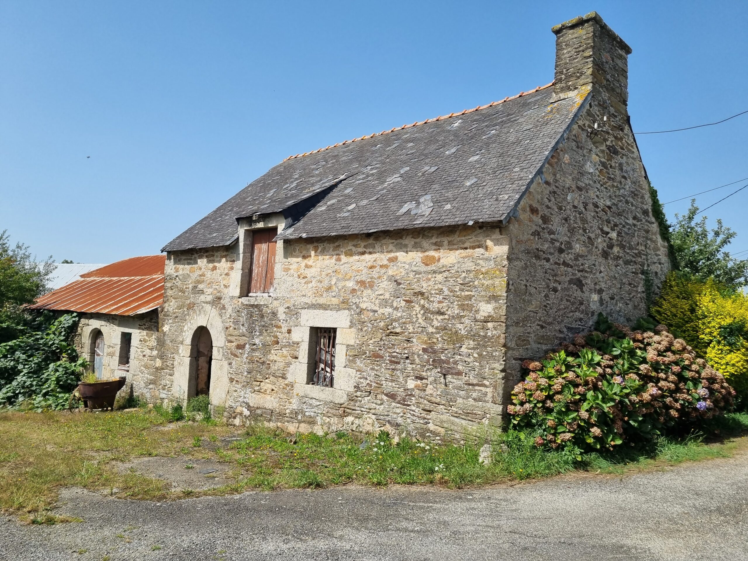 démolition d'une maison en pierre