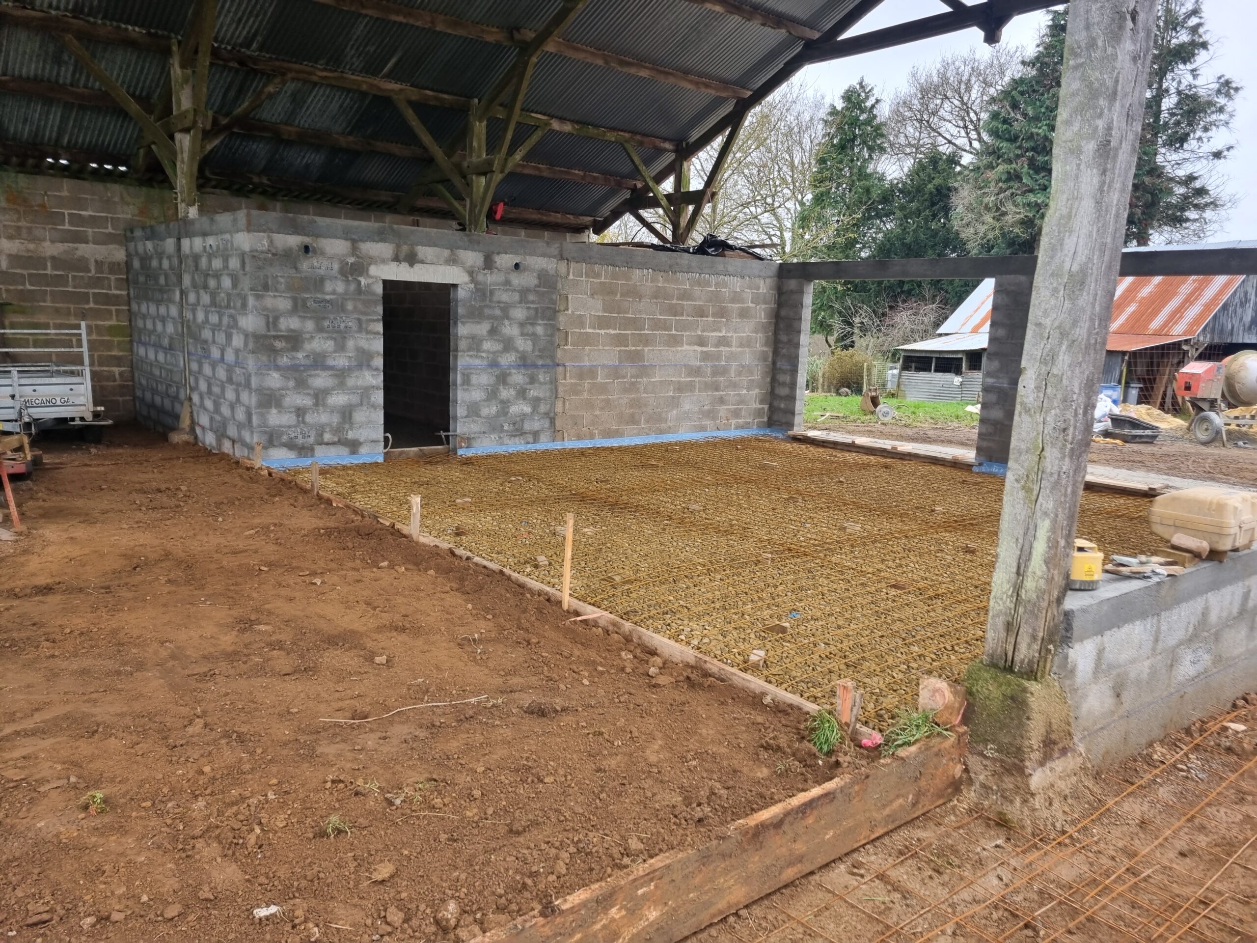 démolition d'une maison en pierre