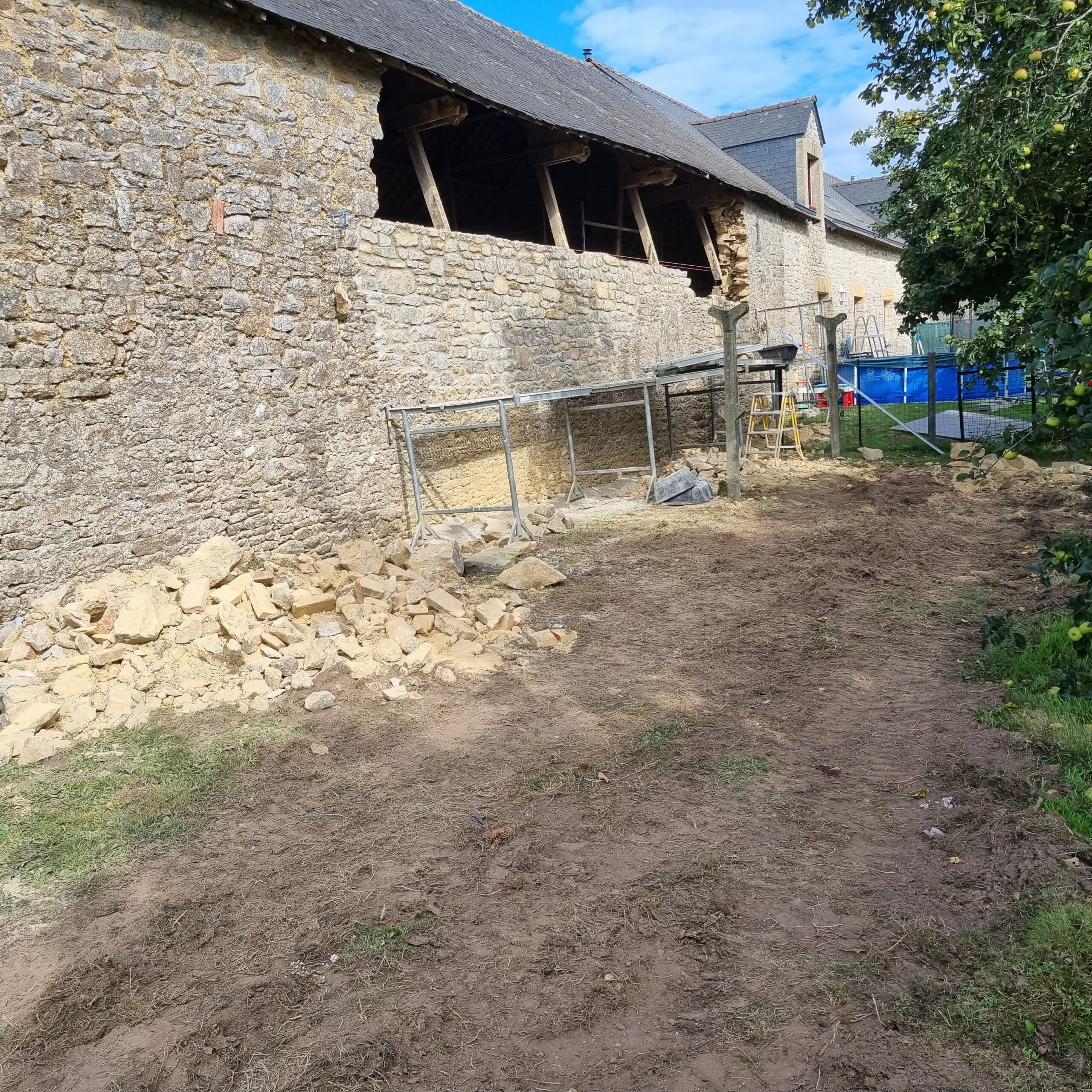 Remontage du mur en pierre