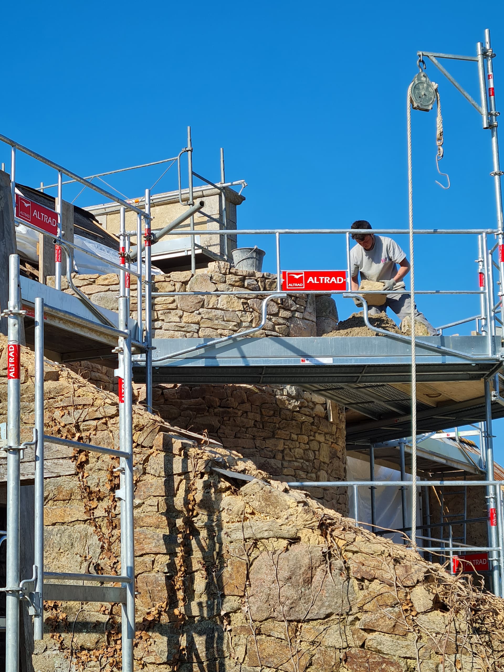 Rehaussement d'une tourelle en pierre Pendant