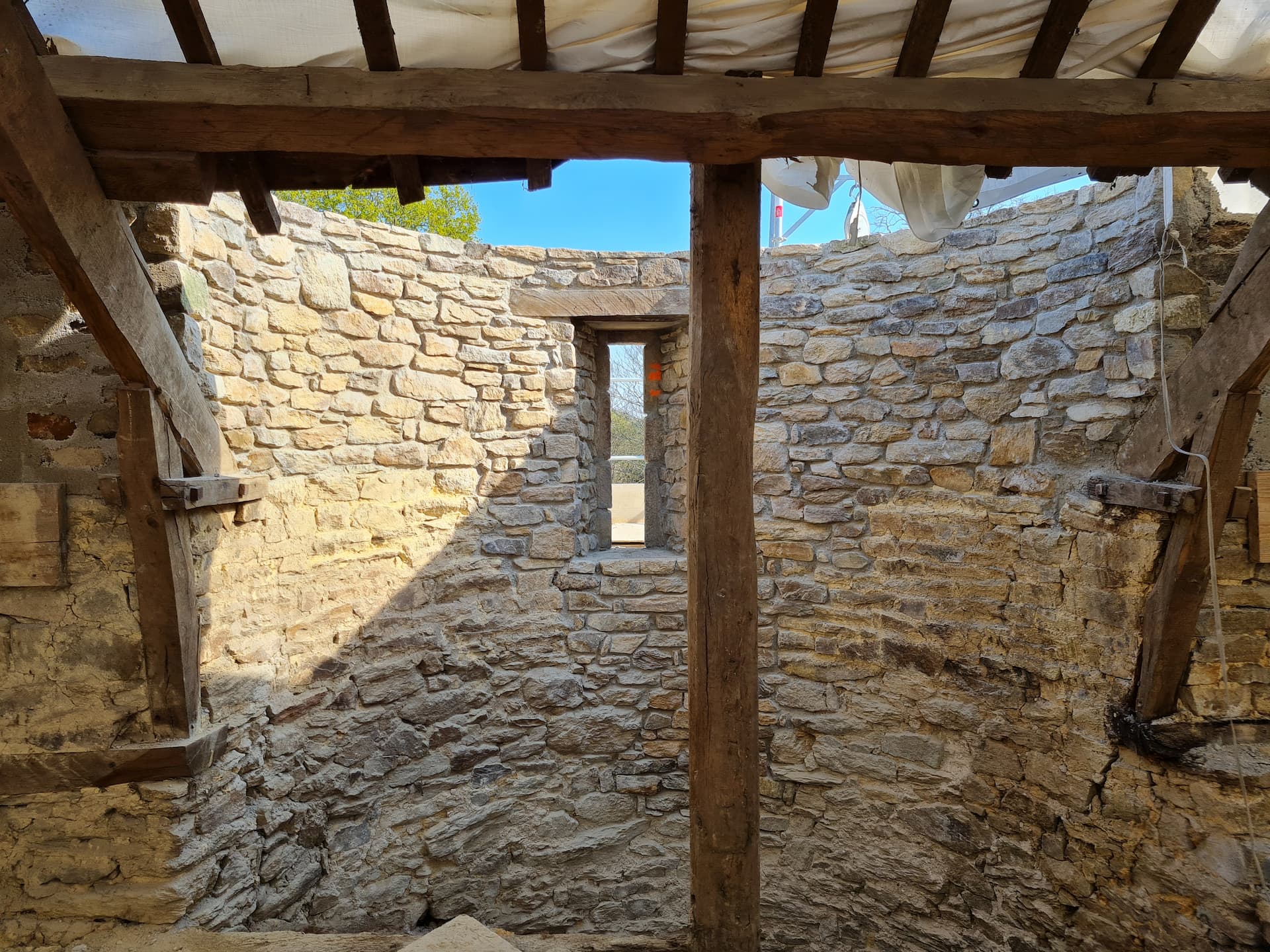 Rehaussement d'une tourelle en pierre Après