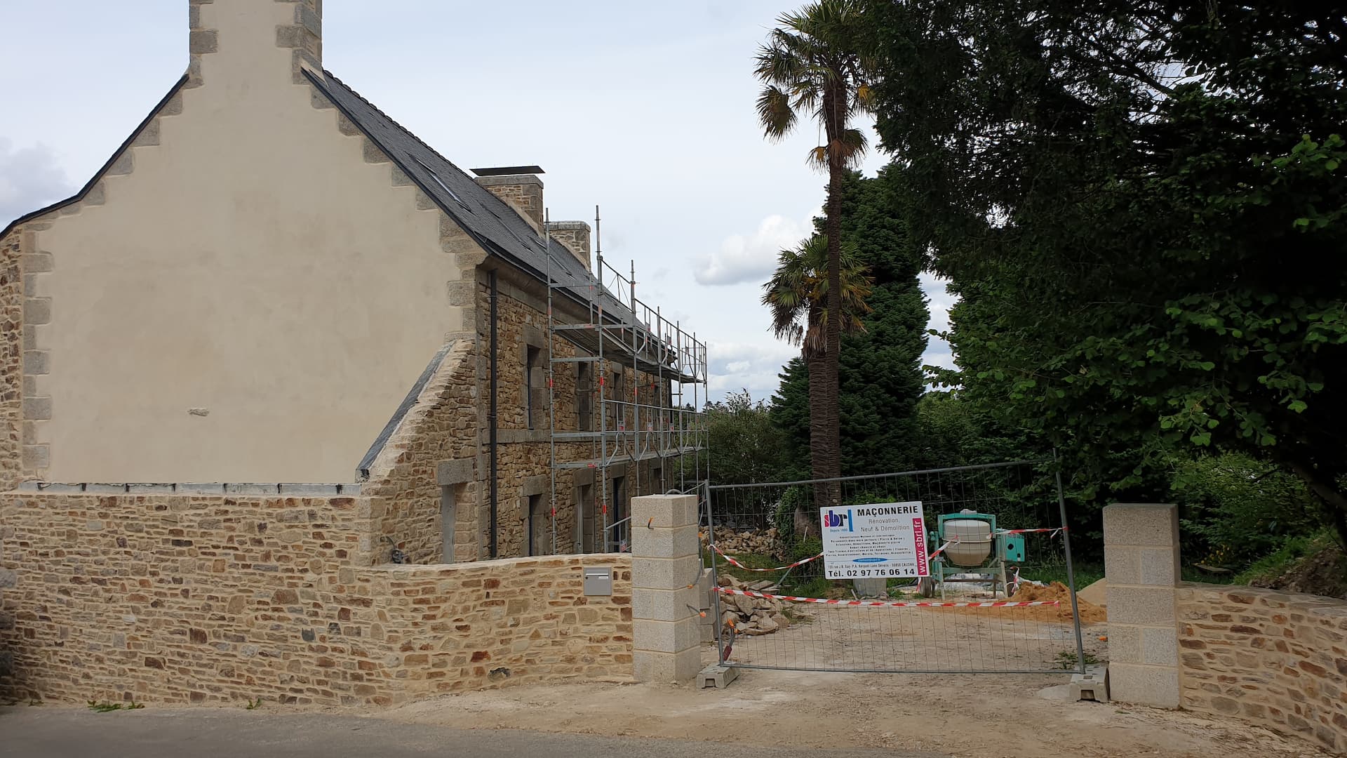 Muret et extension en pierre