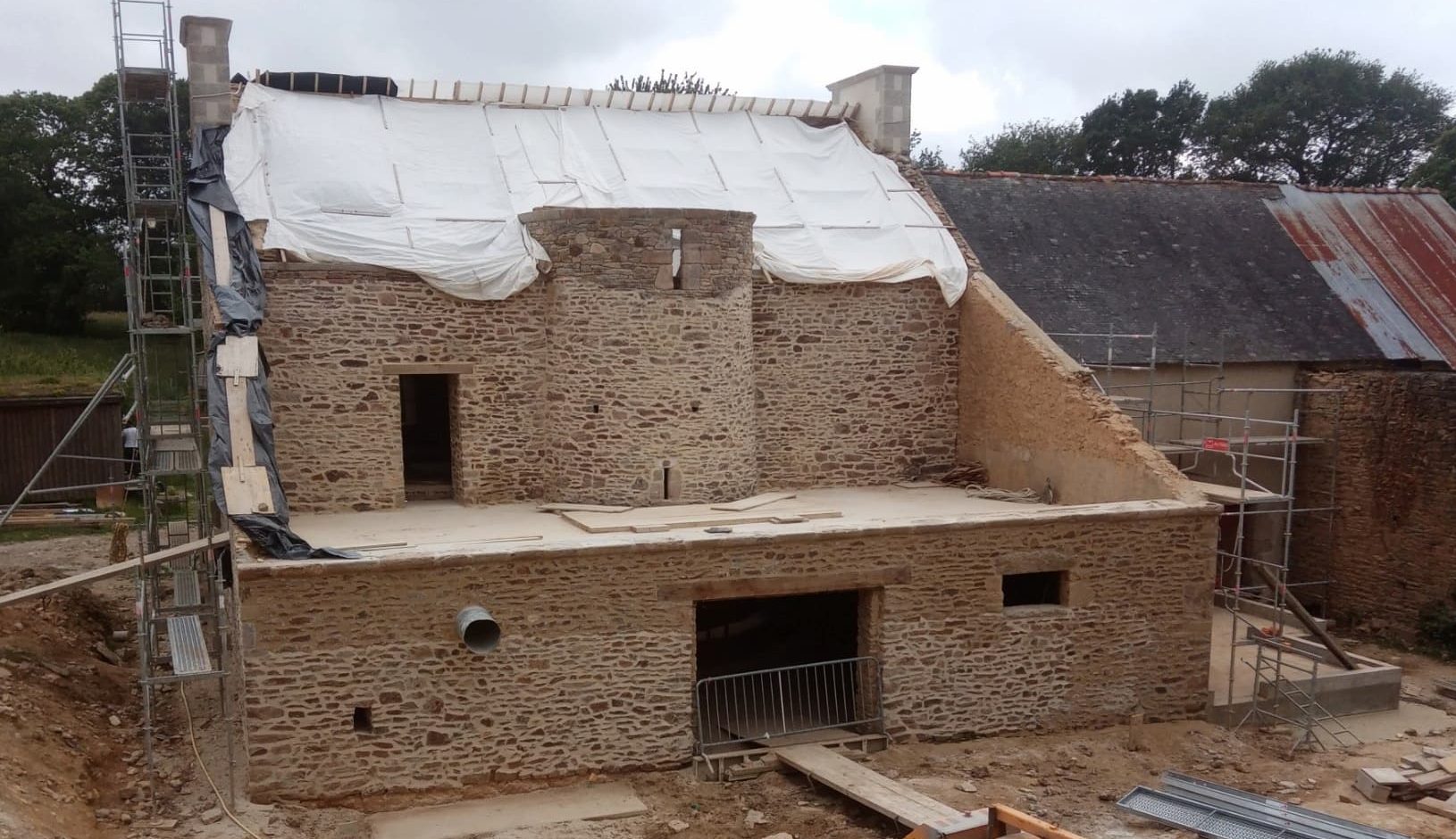 Rehaussement d'une tourelle en pierre Après