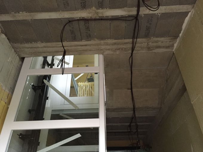 Plancher avec emmanchement et trou d'ascenseur