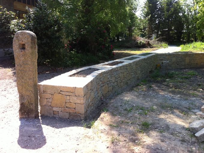 Muret et jardinière pierre sèche