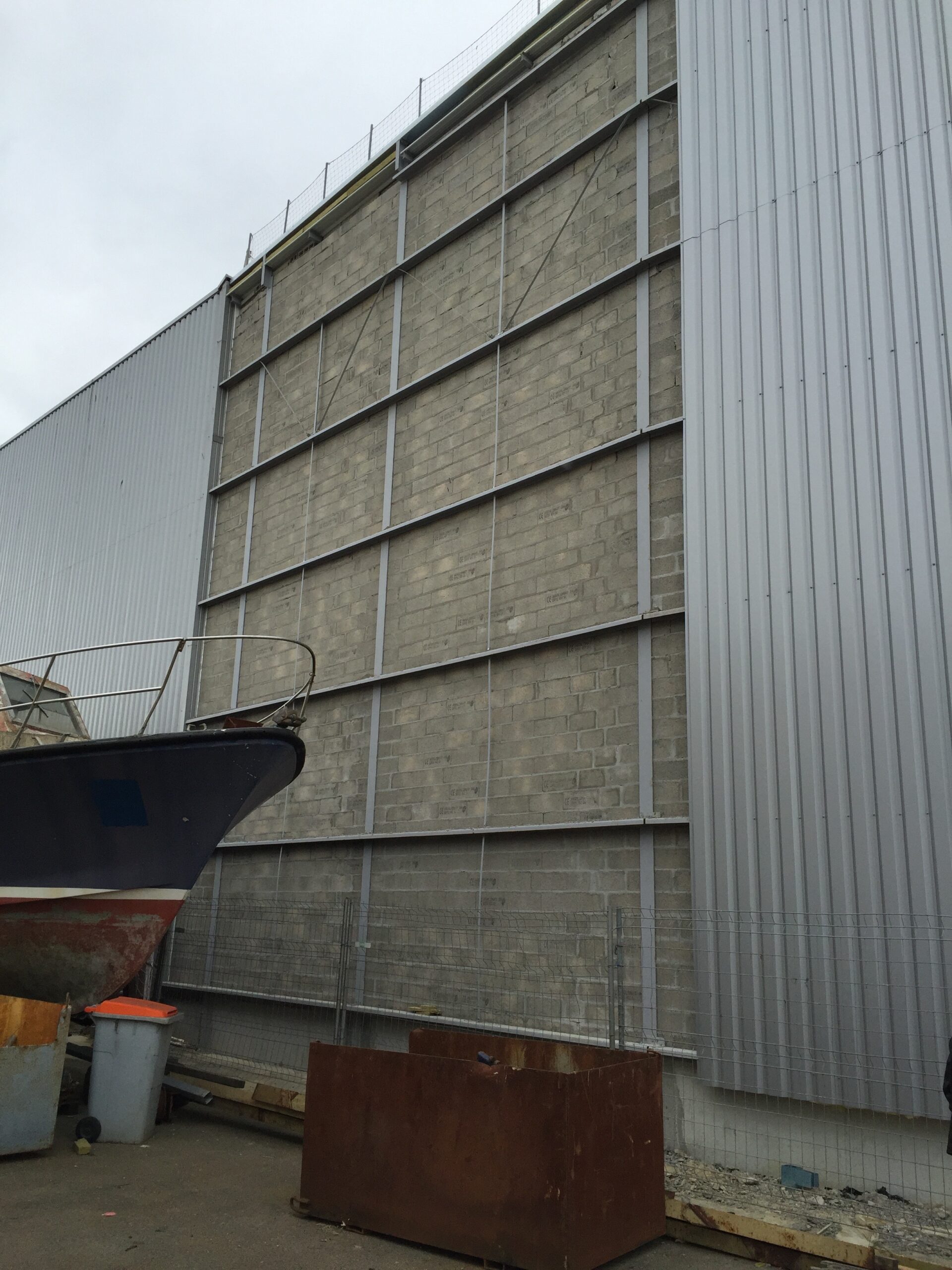 Élévation mur coupe feu en parpaings, grande hauteur