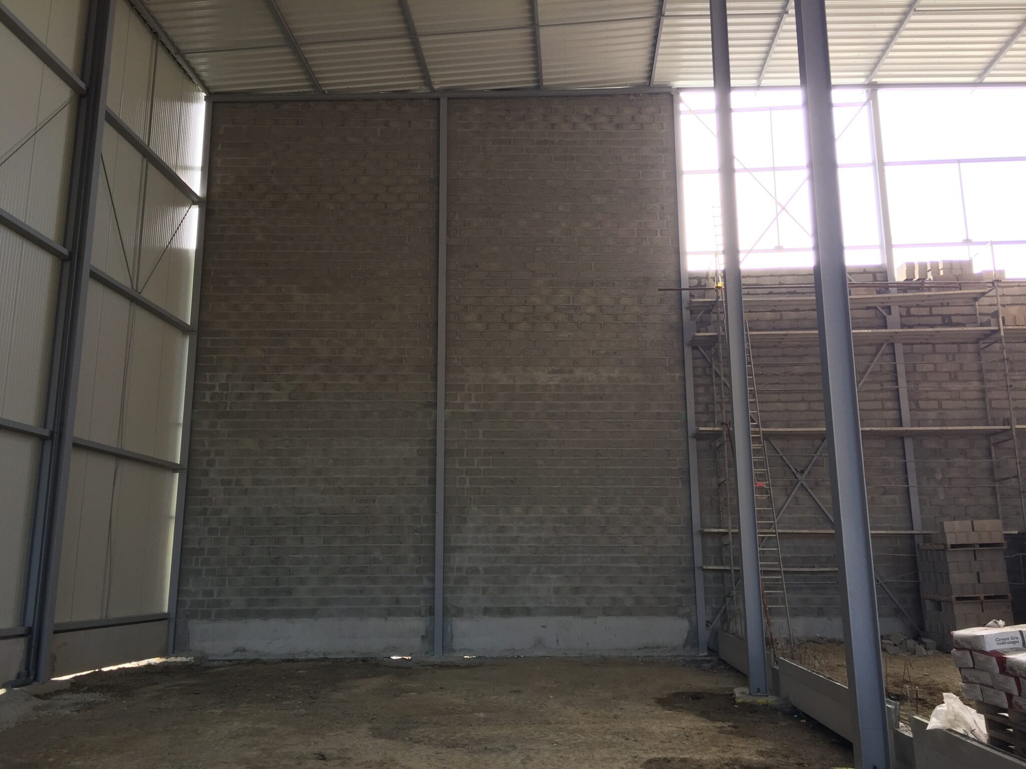 Élévation mur coupe feu en parpaings, grande hauteur