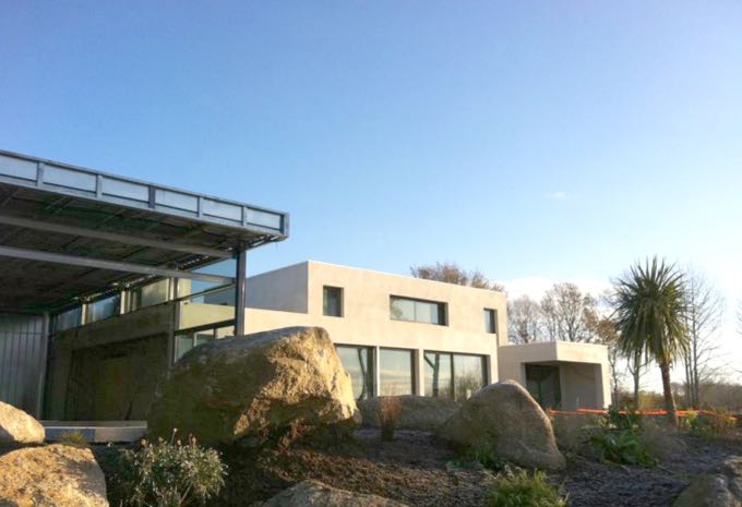 Maison neuve avec piscine intérieur