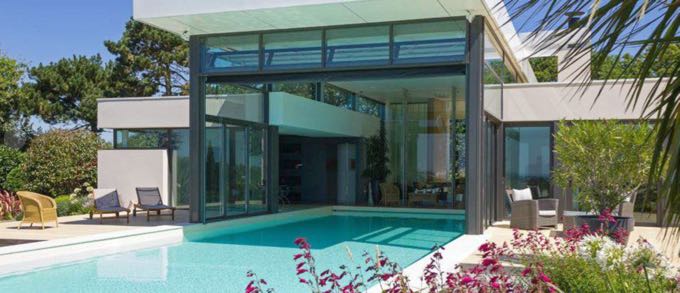 Maison neuve avec piscine intérieur