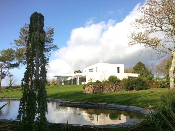 Maison neuve avec piscine intérieur